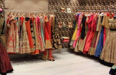 bridal-lehenga-sukreeti-boutique-bridal-wear-1_15_200831-159266649070403-1.jpeg